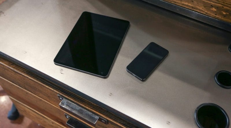 Man turning off smartphone to start a dopamine detox